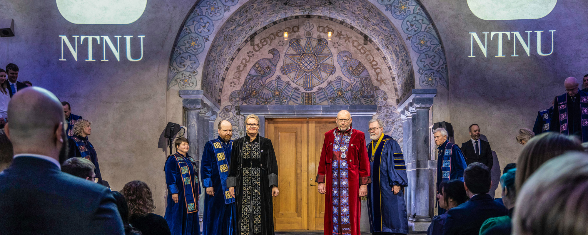 We see Rector Tor Grande, Pro-Rector Toril Hernes and the rest of the academic procession in the Main Building at Gløshaugen.