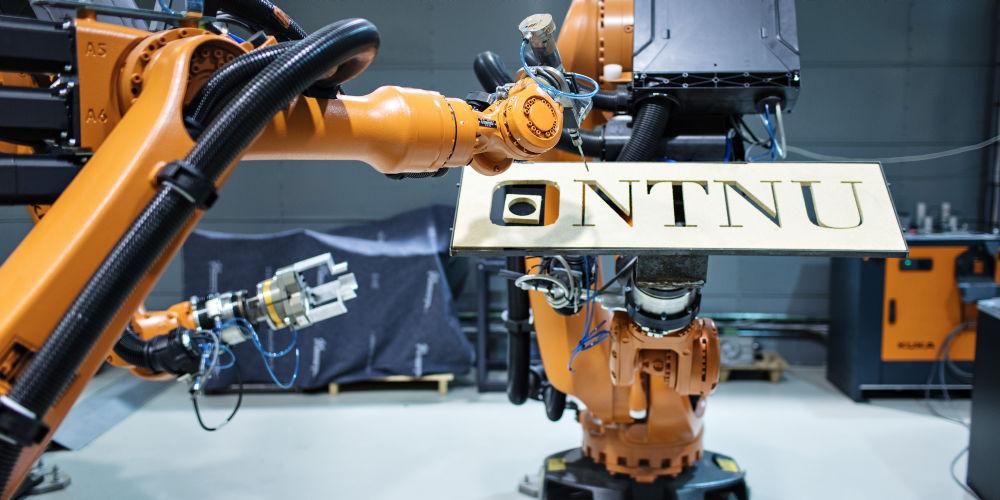 A robot arm with a NTNU sign. Photo: Geir Mogen/NTNU.