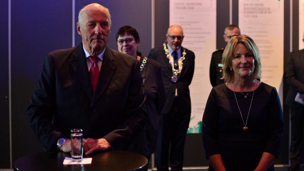 King Harald V with former director of NTNU Oceans, Ingrid Schjølberg. Photo: Lars R. Bang