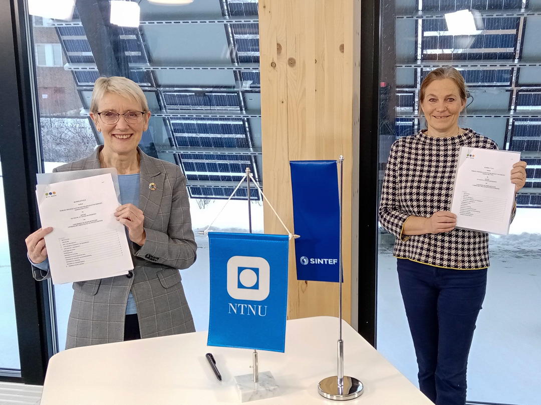 CEO Alexandra Bech Gjørv and Rector Anne Borg strengthen the collaboration between SINTEF and NTNU. Here from the signing of the new framework agreement. Photo: Sondre A. Yggeseth / NTNU