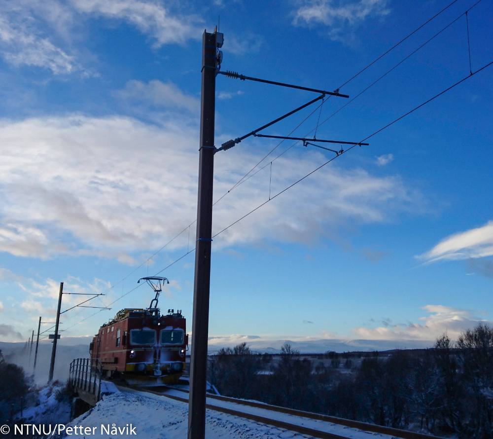 Train running past Fokstua on the Dovre railway line, Norway. Photograph by NTNU/Petter Nåvik.