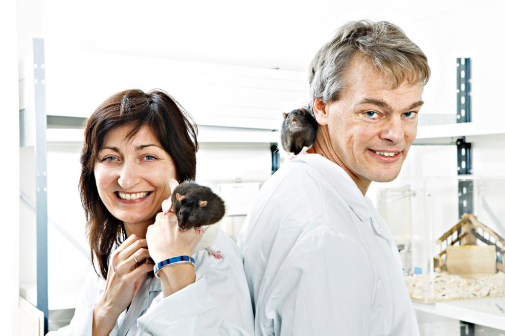 Professors May-Britt Moser and Edvard Moser with lab rats on their shoulders. Photo.