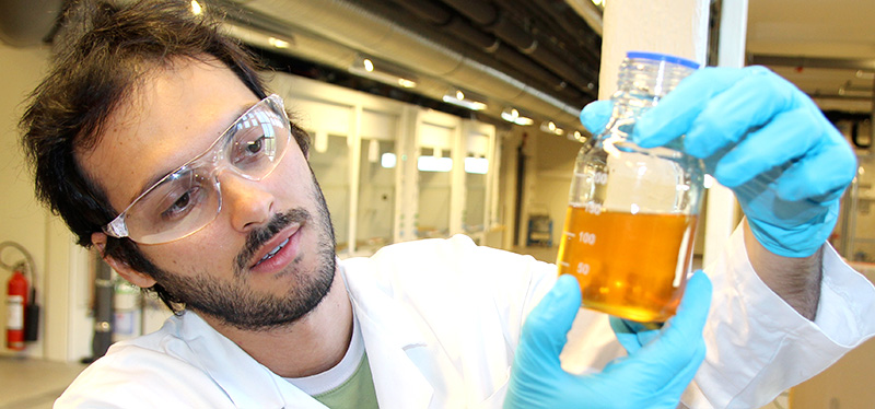 Diego Pinto at the lab for CO2 capture at the Department of Chemical Engineering. Photo: Per Henning/NTNU