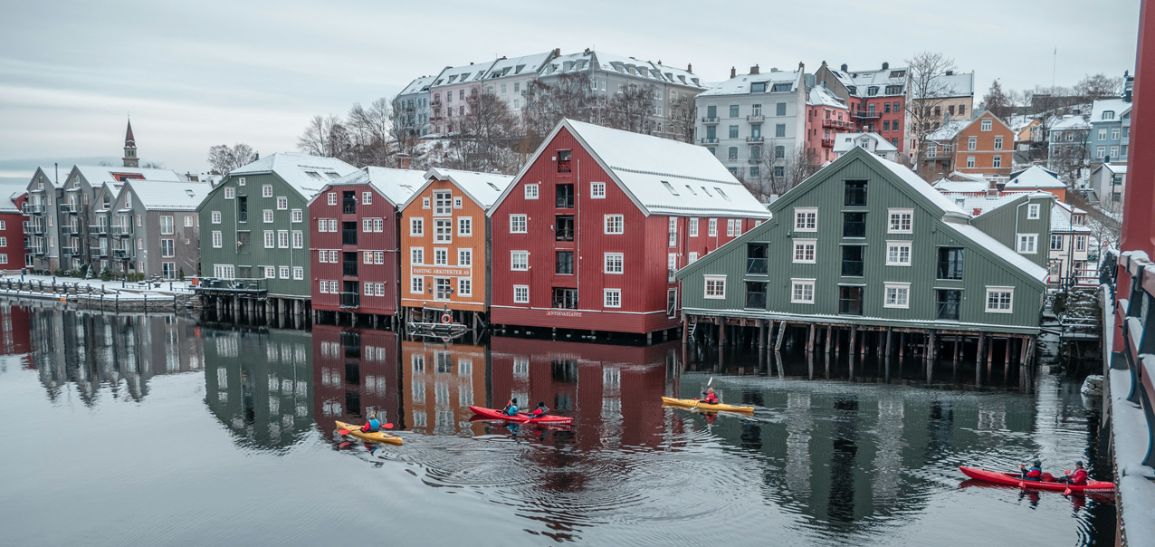Photo of the bridges in Trondheim with kayaking people