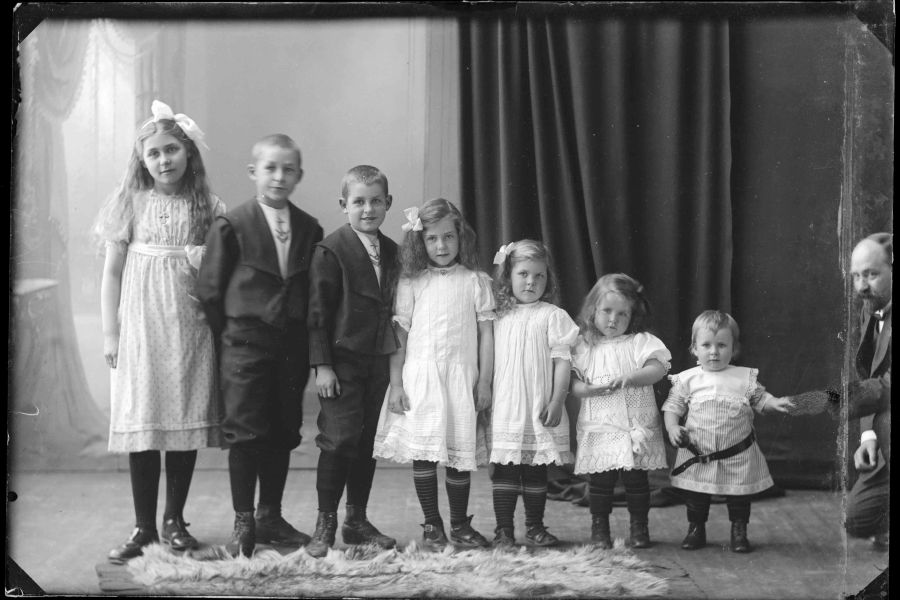 Seven siblings - girls and boys - at the photographer, 1911. 