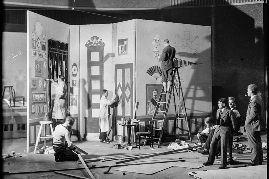 Students making backddrop for the student show "Mammon-Ra" in 1931.