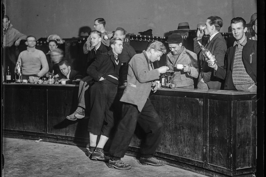 Male students and good atmosphere in the wardrobe area at Studentersamfundet, 1930's