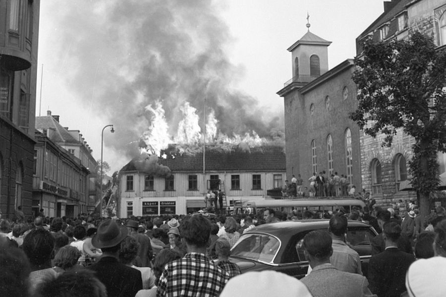 Fire at Lilletorget in Trondheim, 1959, crowd watching the fire.