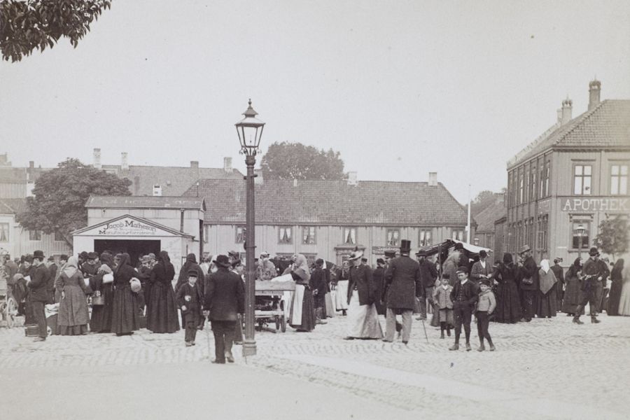 People at the squares in Trondheim, 1893.