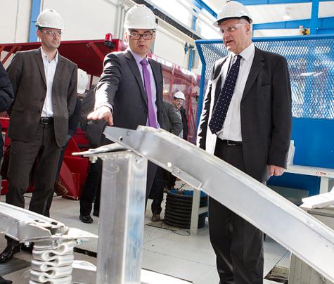 Discussions at the kicking machine. From left: Hans Erik Vatne (SVP Norsk Hydro ASA), Svein Richard Brandtzæg (CEO Norsk Hydro ASA), Magnus Langseth (Director of SIMLab)