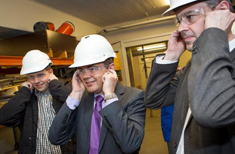 Safety precautions during a test in the compressed air gun. From left: Bjørn Holmedal (Institutt for materialteknologi), Svein Richard Brandtzæg (CEO Norsk Hydro ASA), Hans Erik Vatne (SVP Norsk Hydro ASA).