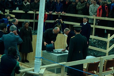 Kong Olav V places the foundation stone at Dragvoll