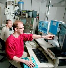 Heimir and Ton in one of our electron microscopy laboratories (Jeol 2010F). Details close to 0,000 000 001 m could be identified. Photo: Rune Petter Ness