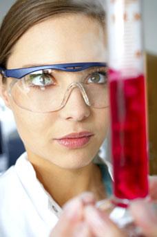 Bilde av en student som arbeider på et laboratorium, Foto: © iStockphoto.com/Jacob Wackerhausen