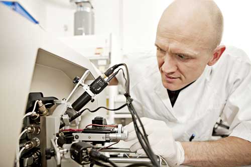 Lars Hagen injecting sample into the mass spectrometer.