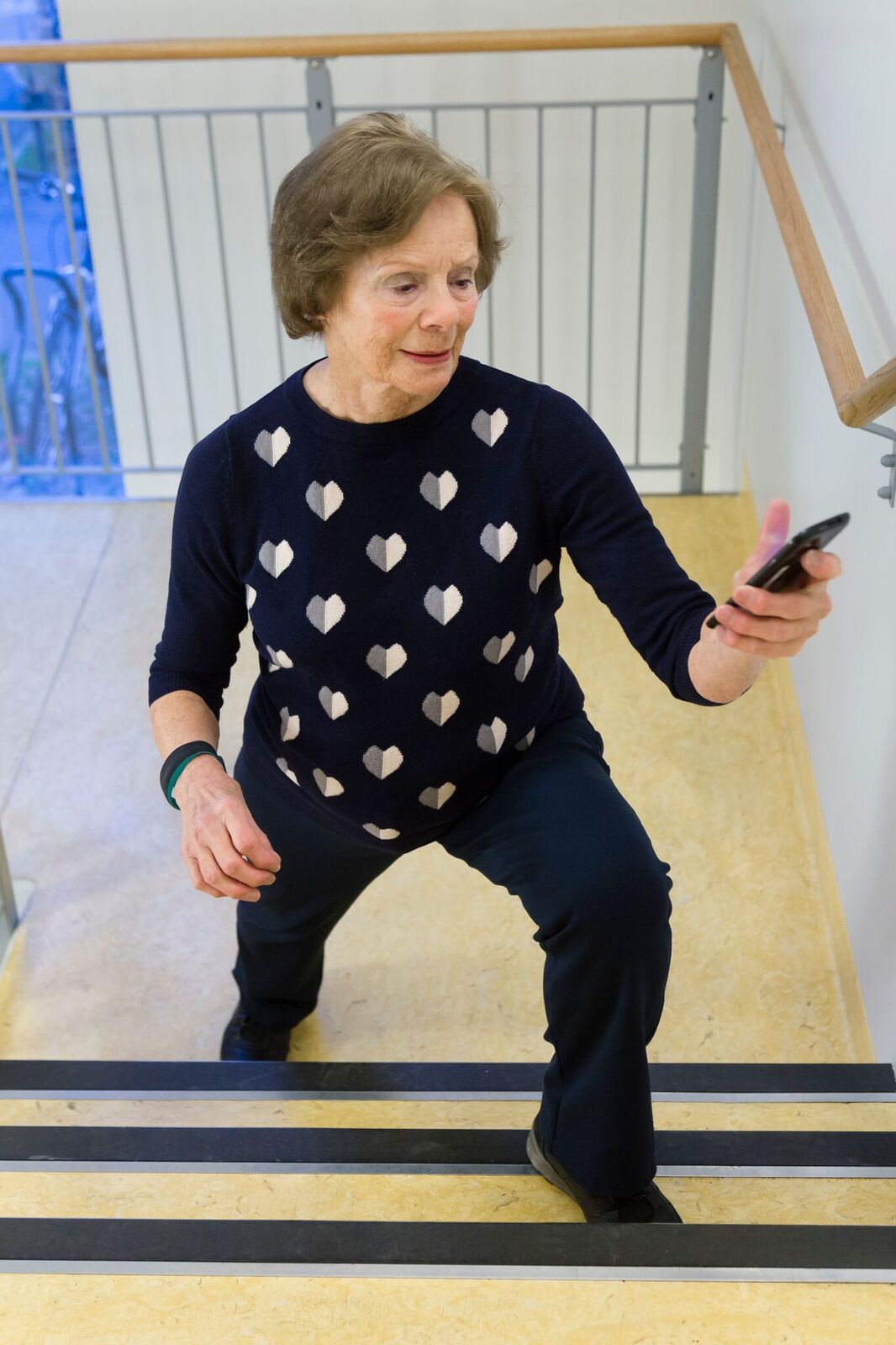 Eldre kvinne gjør øvelser i trapp
