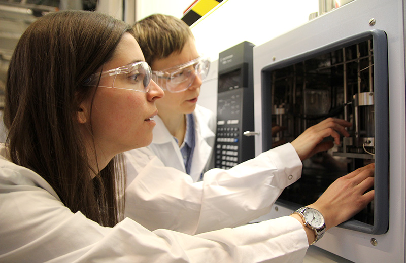 Two researchers in the lab. Photo