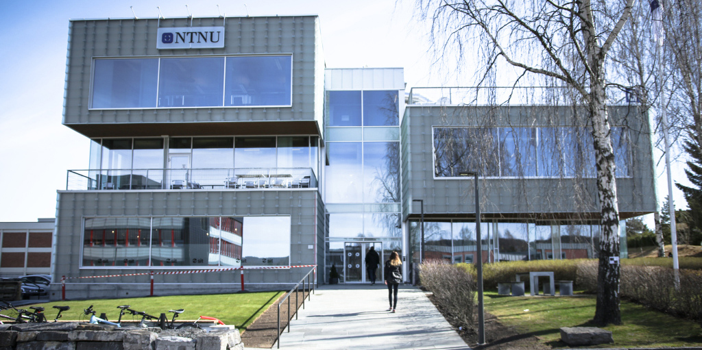 Image of the G Building at NTNU in Gjøvik, which houses the student service centre, shared canteen, library and bookshop.