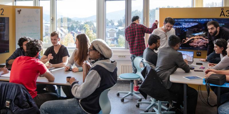 Students are working in groups in a classroom. Photo: Geir Mogen/NTNU.