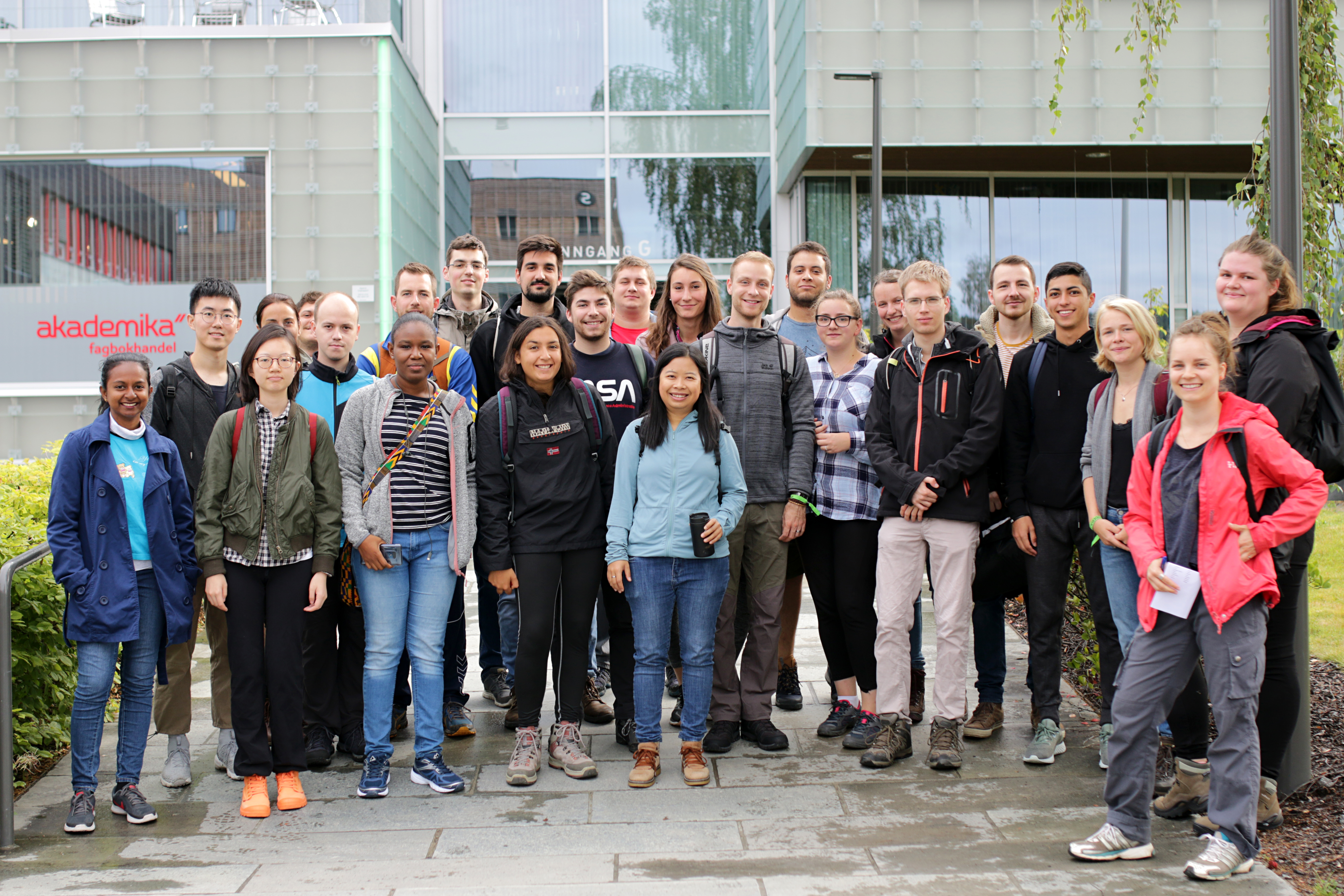 Group of International students gathered outside Gjøvik campus before going on a hike. Foto.