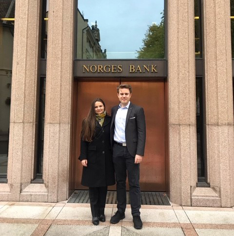 Two people standing outside Norges Bank. Photo
