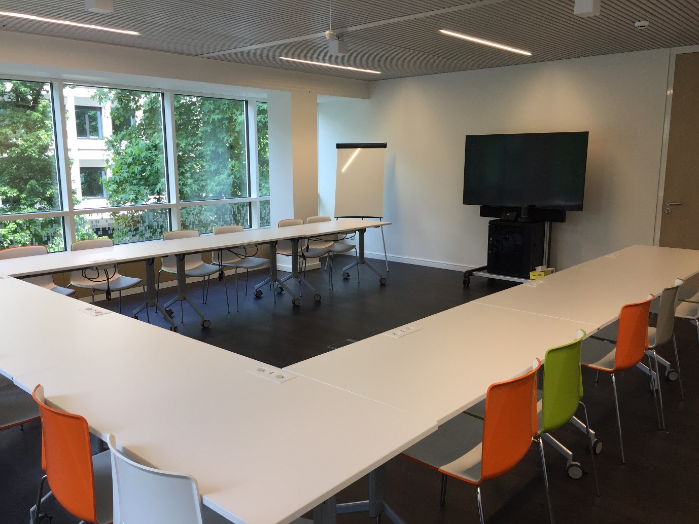 Small meeting room "Foss" in roundtable set-up with nine tables and eighteen chairs. Foto.