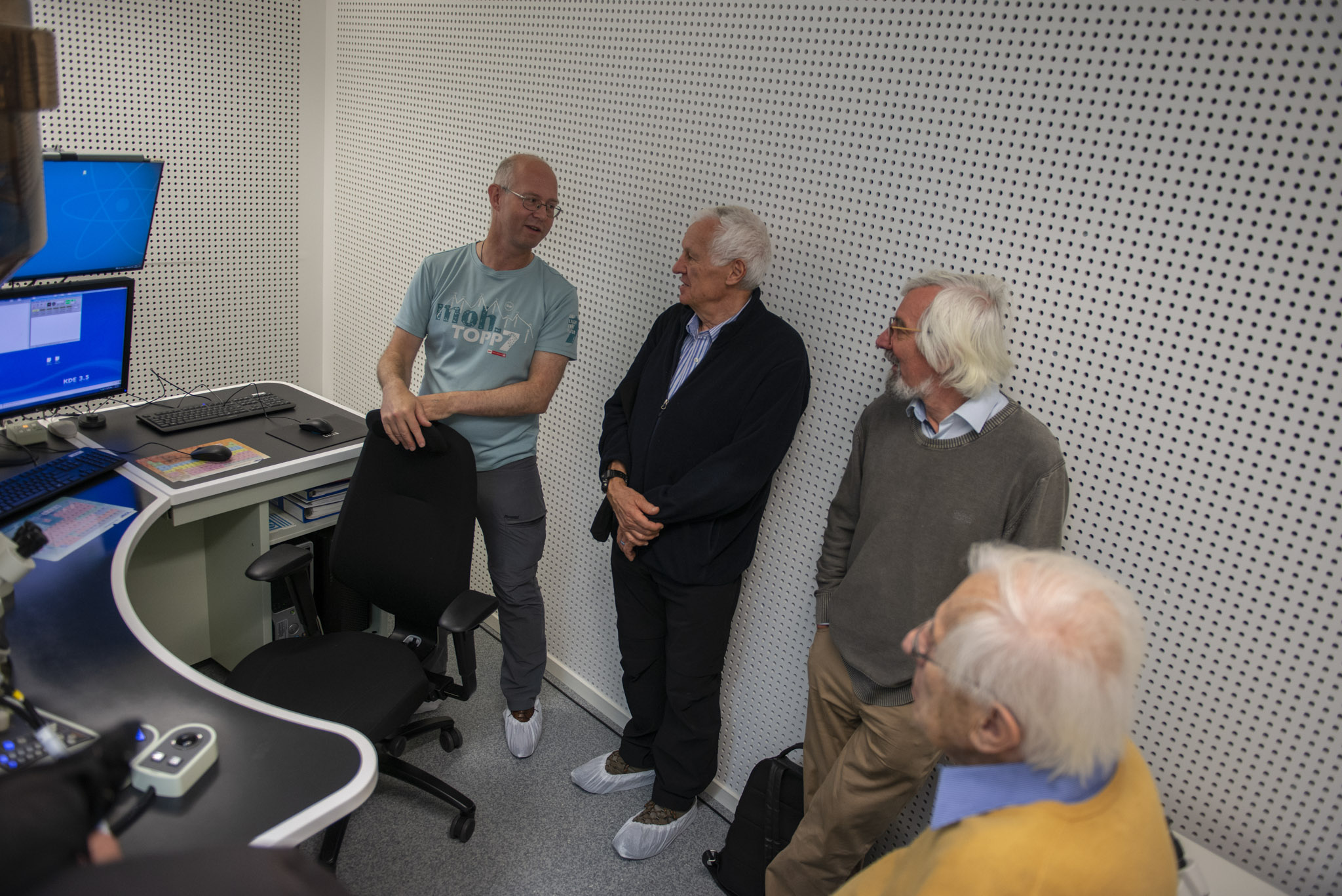 Antonius van Helvoort with Kavli Laureates in TEM-lab