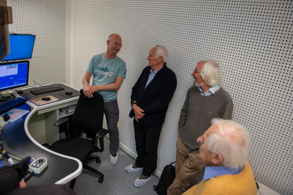 Antonius van Helvoort with Kavli Laureates in TEM-lab