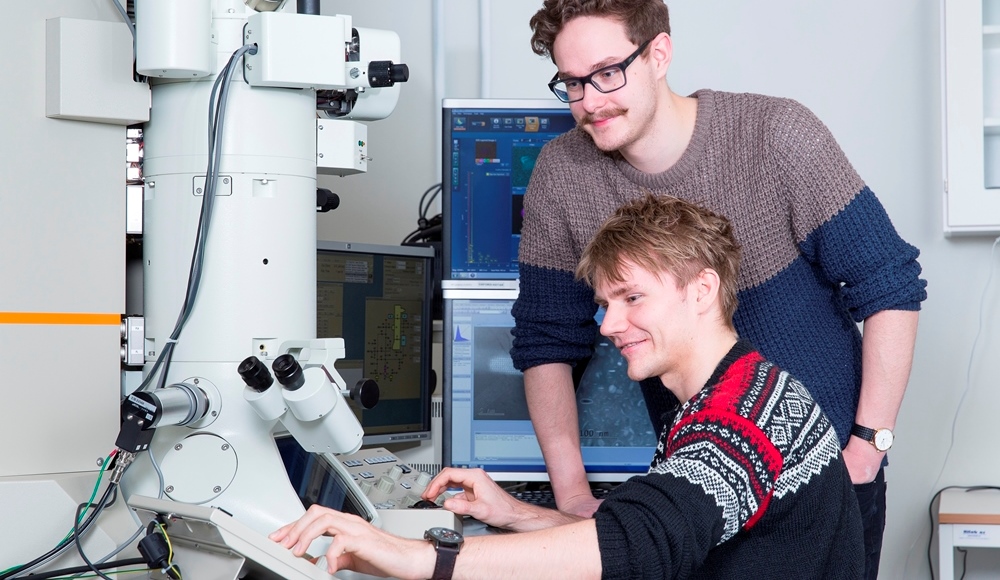 Two researchers in the TEM lab. Photo