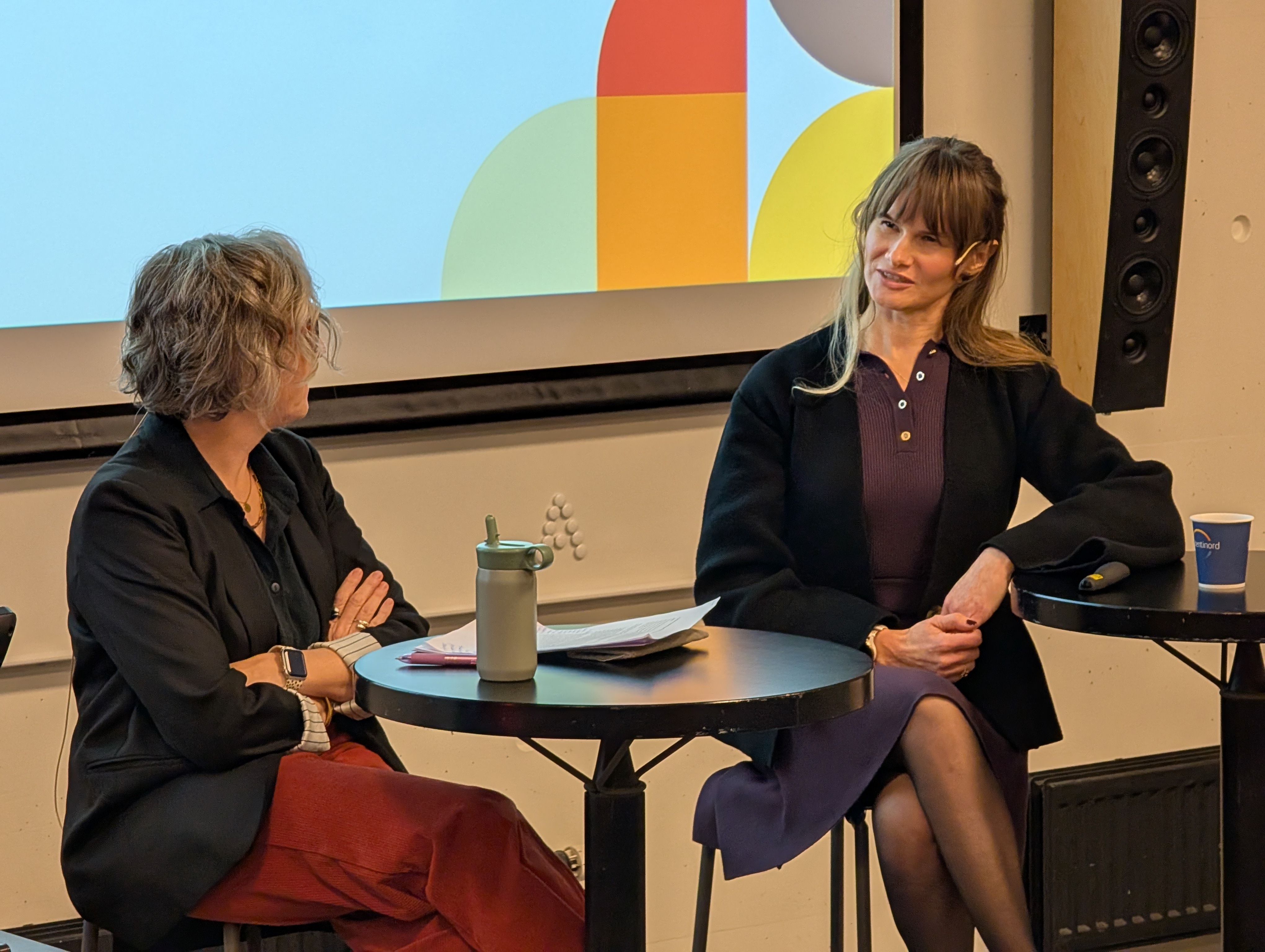 Justyna Szynkiewicz in conversation with the first opponent during her PhD defense.