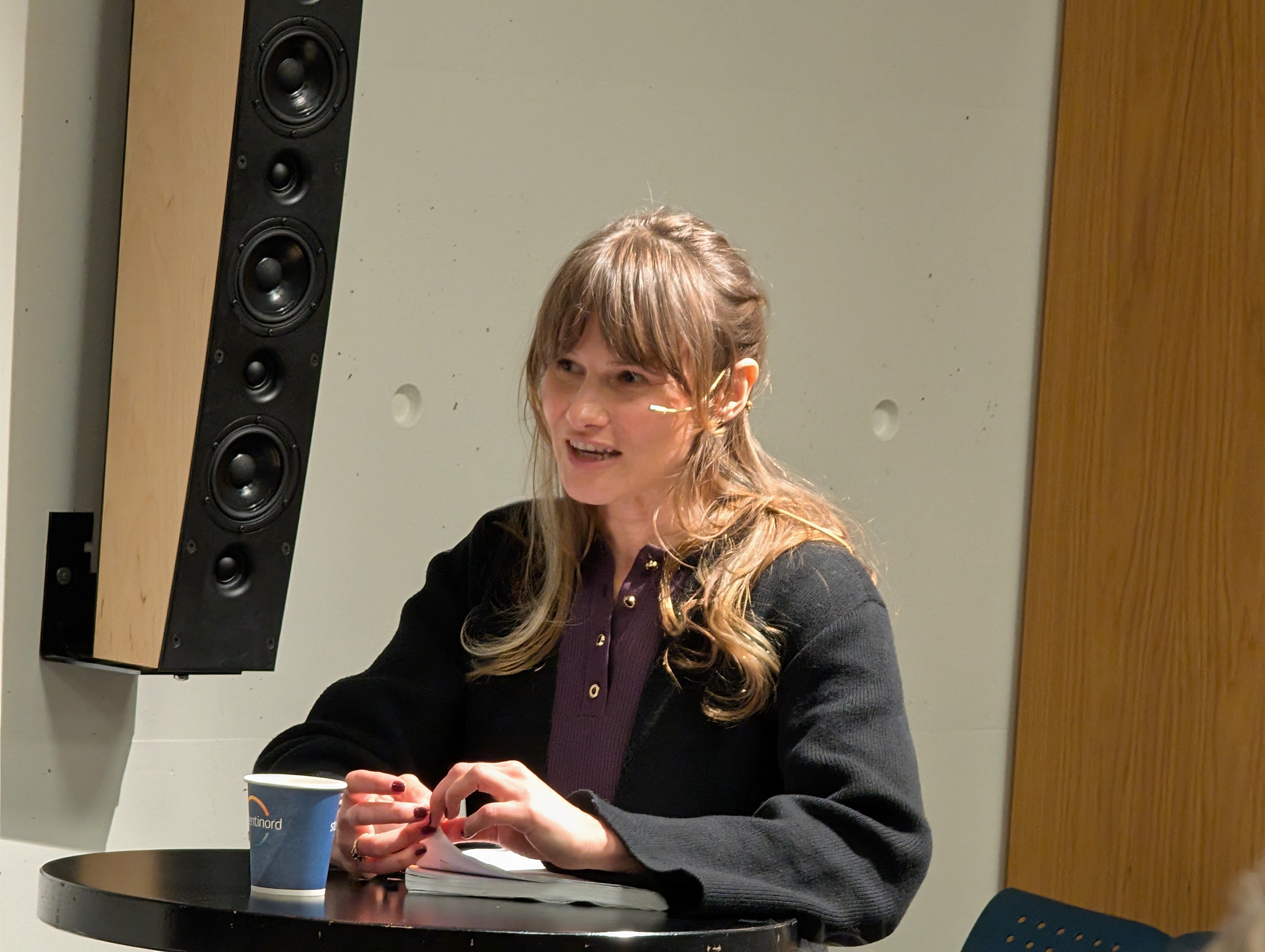 Justyna Szynkiewicz presenting her research during the defense.