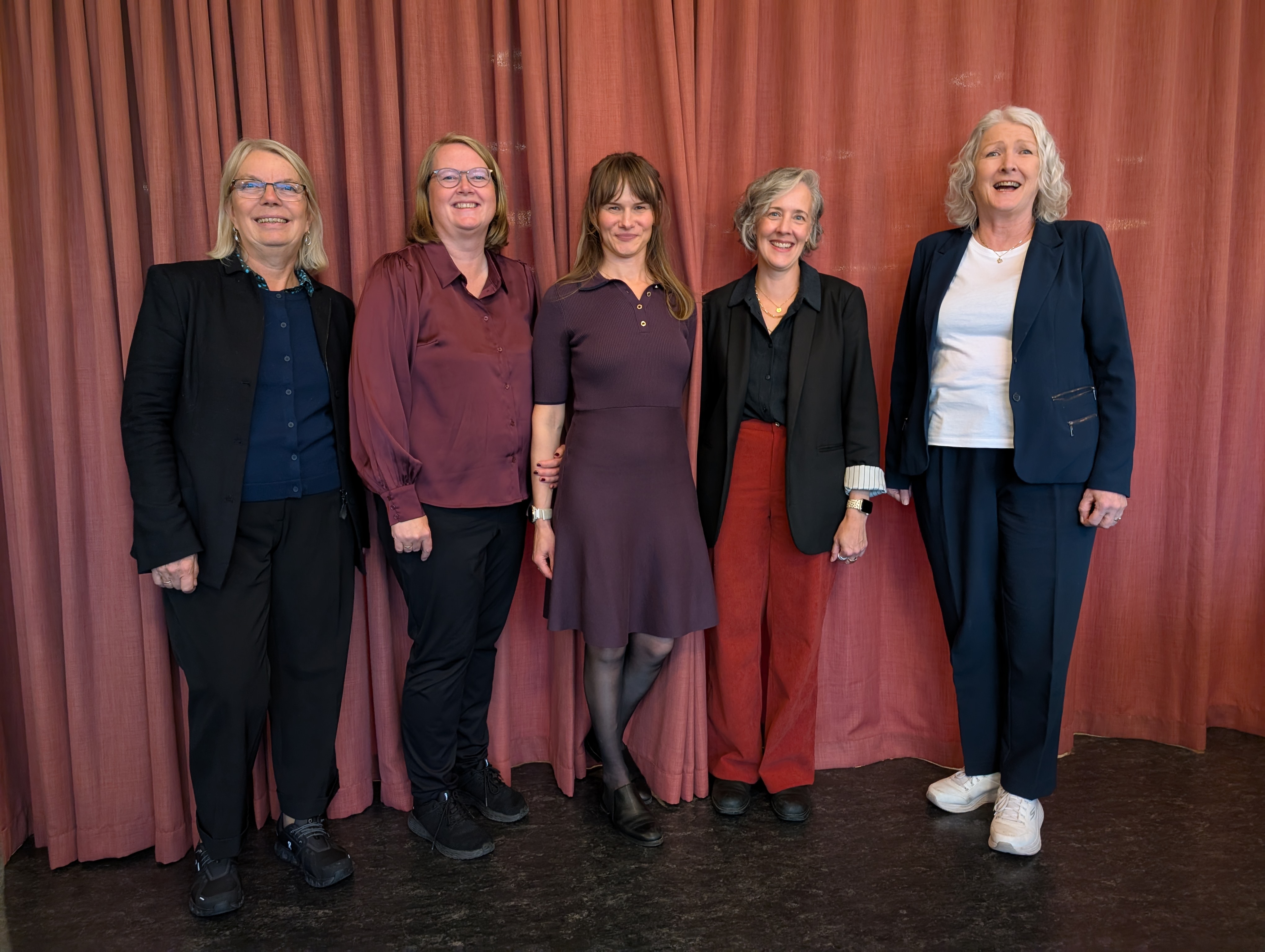 Group photo of Justyna Szynkiewicz and the committee after the defense.