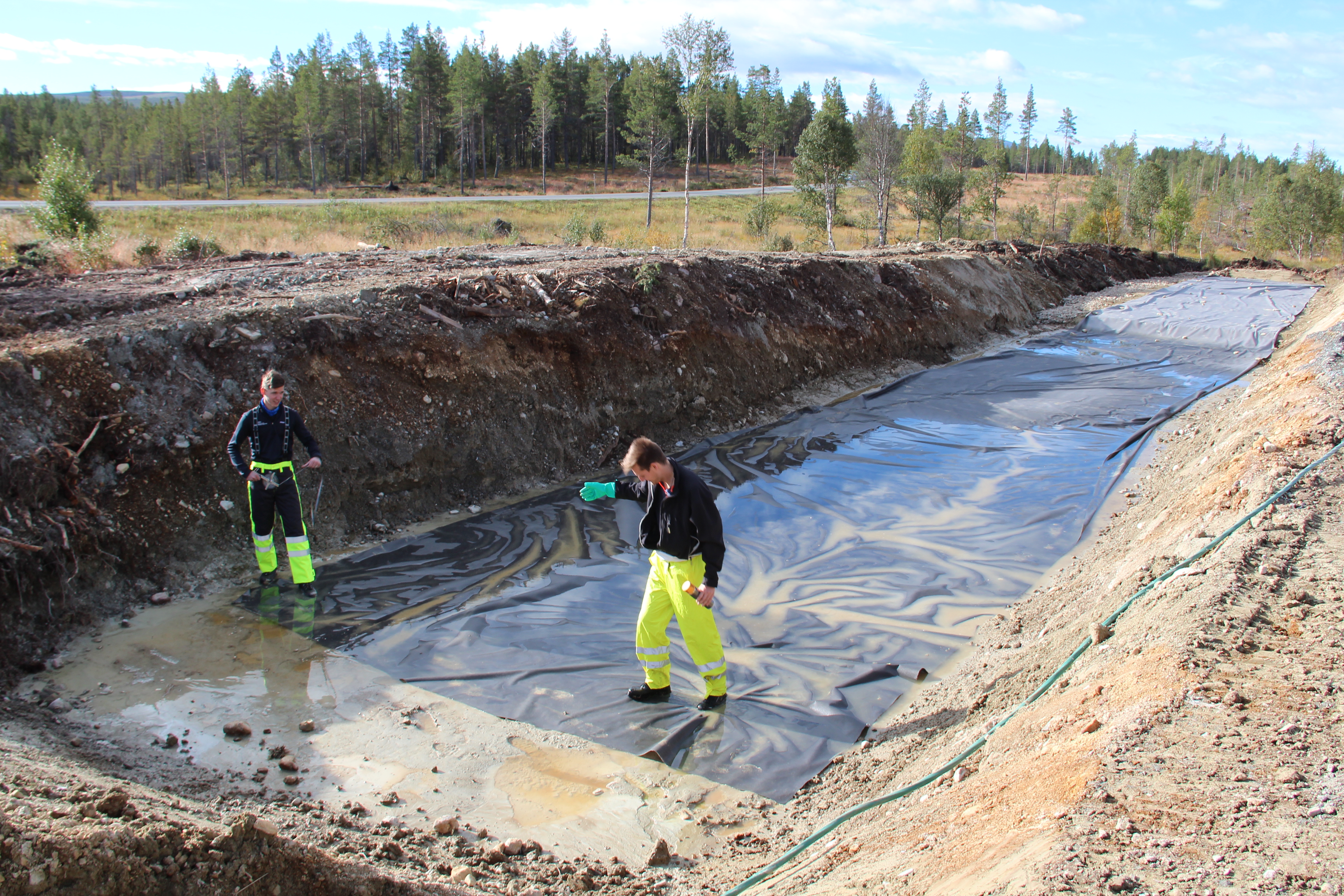 To studenter i arbeidsplass i skogen