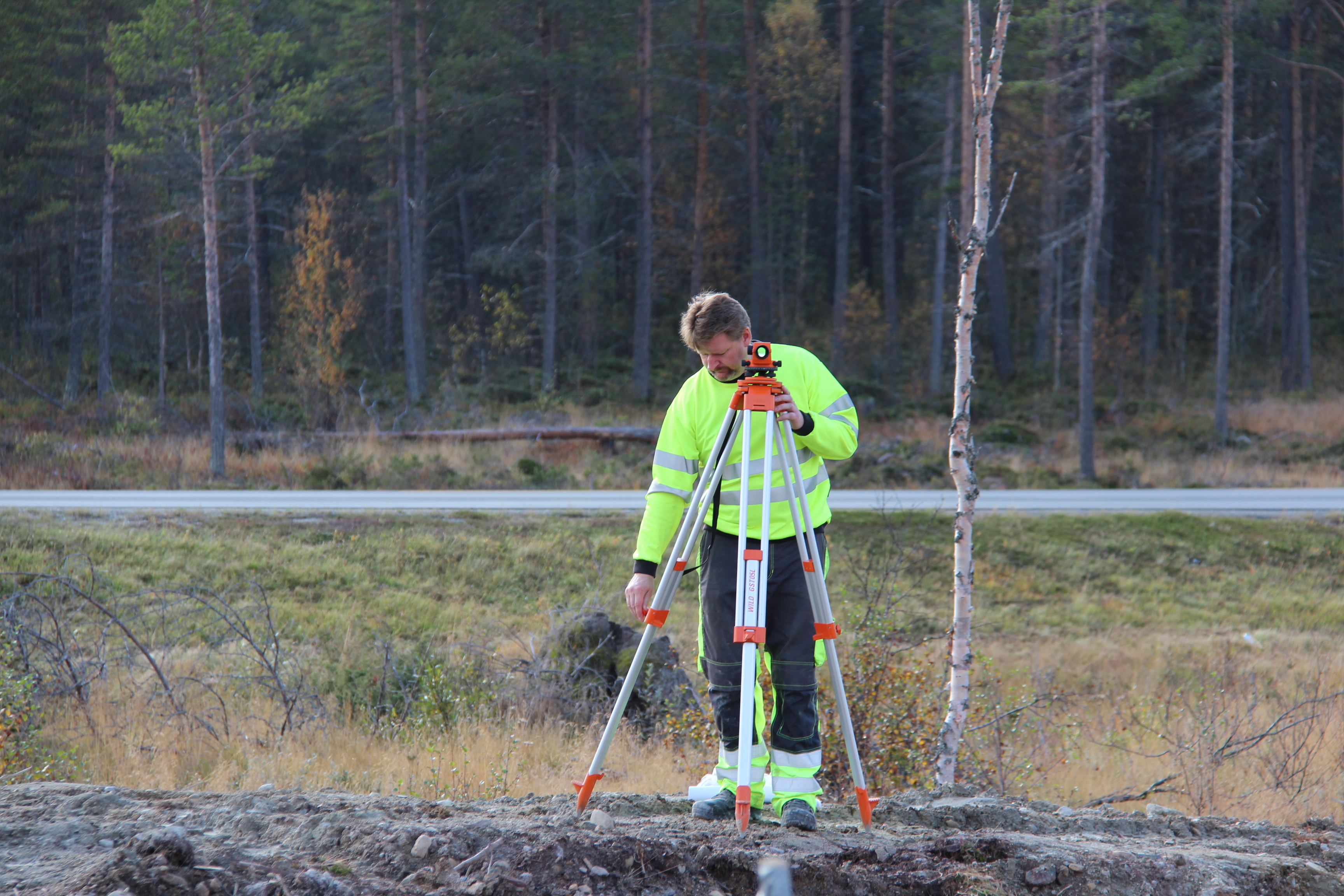 mann med landmålingsapparat