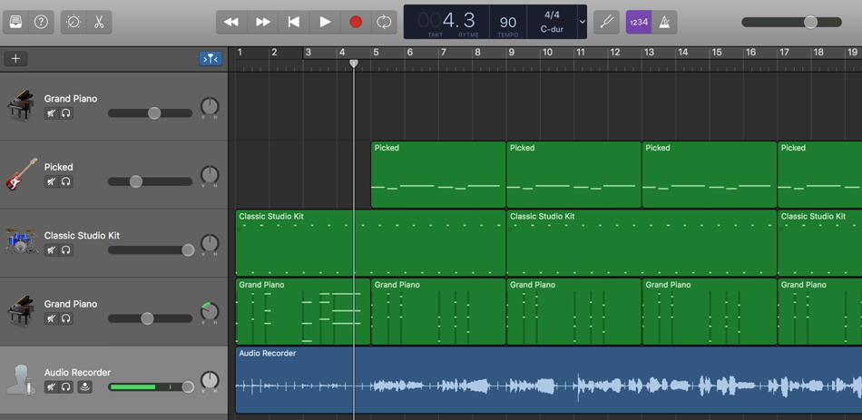 Screenshot from a music editing program showing a project with multiple tracks. At the top, there are green blocks representing MIDI tracks for instruments such as Grand Piano, Picked, and Classic Studio Kit. At the bottom, there is a blue track with an audio recording. The timeline at the top displays measures from 1 to 17, and transport controls for playback and recording are visible at the top. Foto