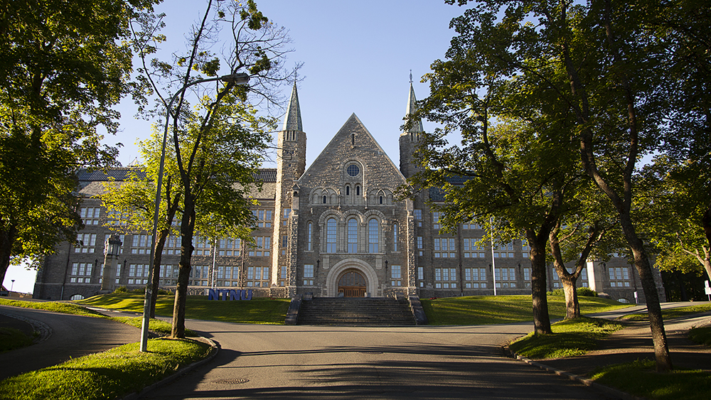 Main Building at campus Gløshaugen, seen from the alley