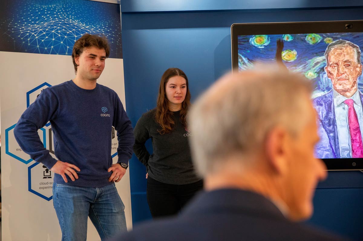 Students Ulrik Røsby and Sanne Jamila Razmara Olsen present Cogito's "live" painting for Jonas Gahr Støre. They were also joined by Sveinung Myhre (not pictured). Photo: Amanda Schrøder/NTNU