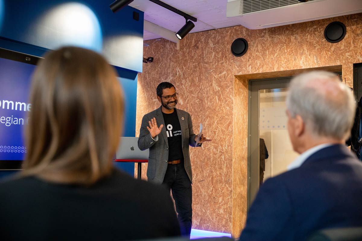 NAIL leader Heri Ramampiaro presents the centre NorHEAD, where AI is used in medical research on headaches. Photo: Amanda Schrøder/NTNU.