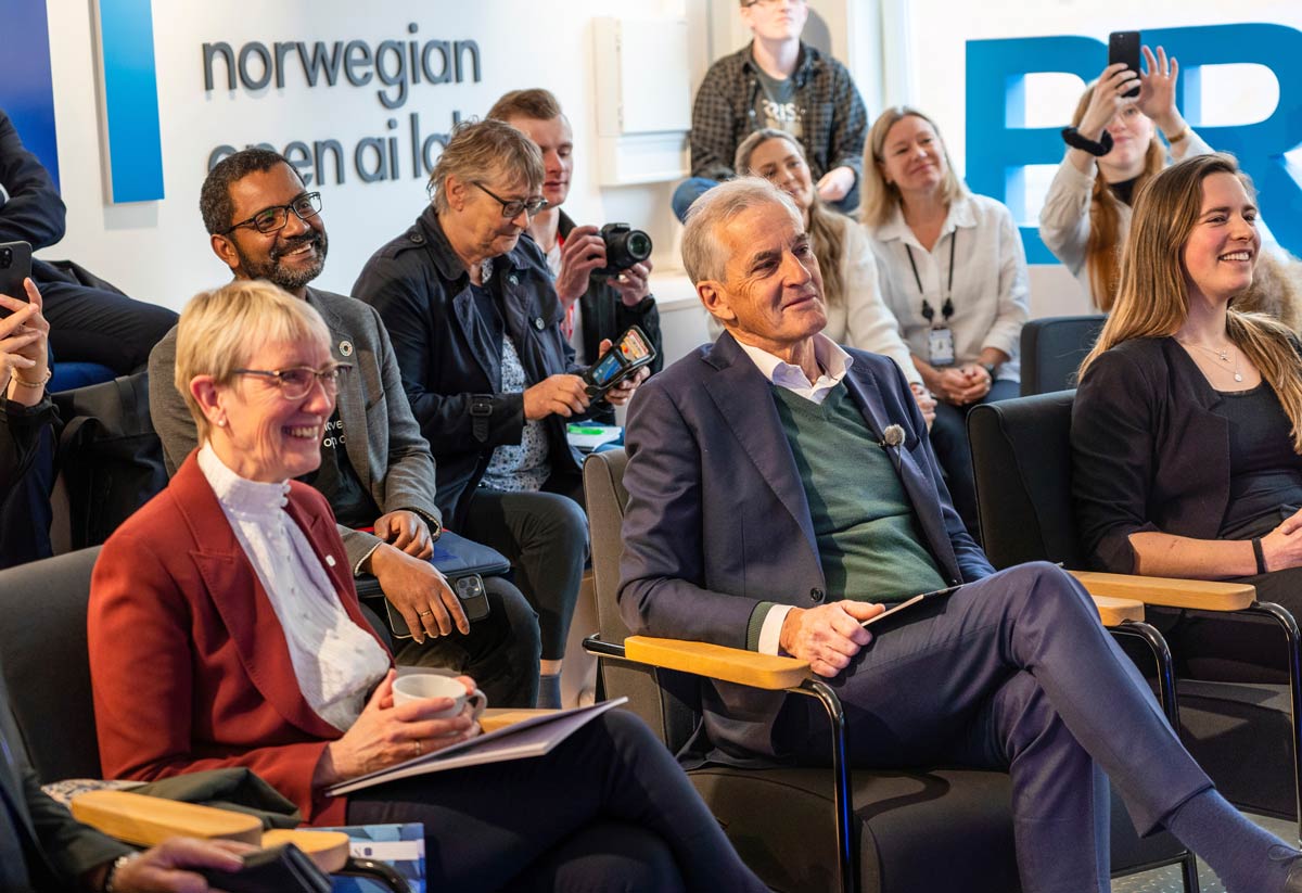 Rector Anne Borg, NAIL leader Heri Ramampiaro, Prime Minister Jonas Gahr Støre and Associate Professor Inga Strümke during the visit in the AI lab. Photo: Amanda Schrøder/NTNU.