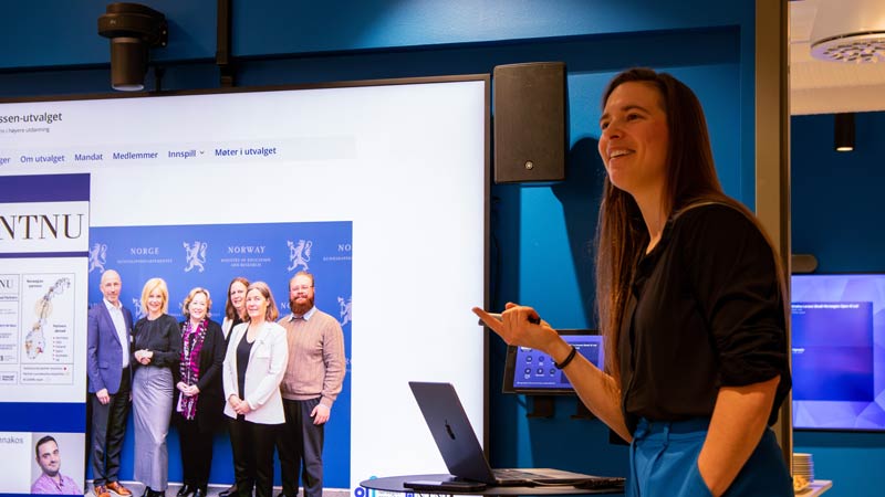 Inga Strümke presenting