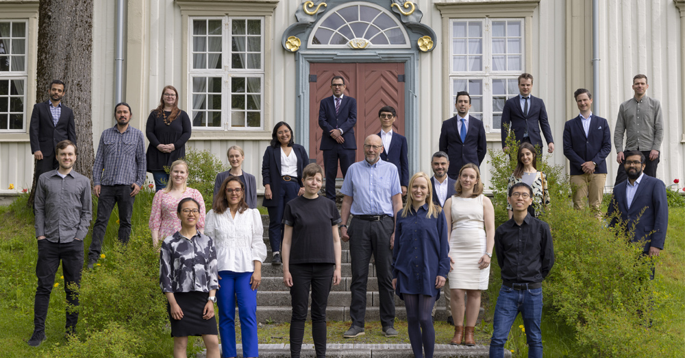 Participants in the Outstanding Academic Fellow Programme 2022-2026 together with Pro-Rector for Research Tor Grande, photo.