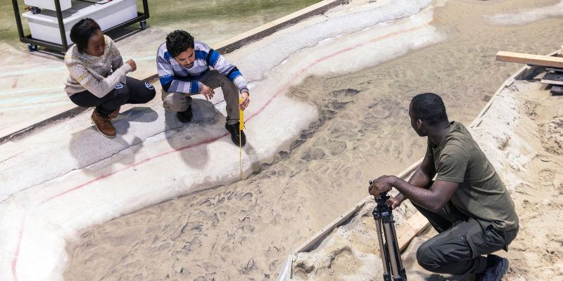 Students from Department of Civil and Environmental Engineering are doing experiments in the hydraulic laboratory. Photo: Geir Mogen/NTNU.