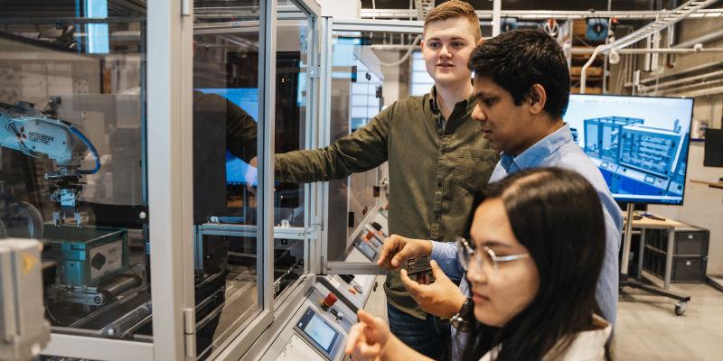 Students from Master in Sustainable Manufacturing are working in the Learning Factory. The Learning Factory is used for education and research in Industry 4.0. Photo: Erik Hansen/NTNU.