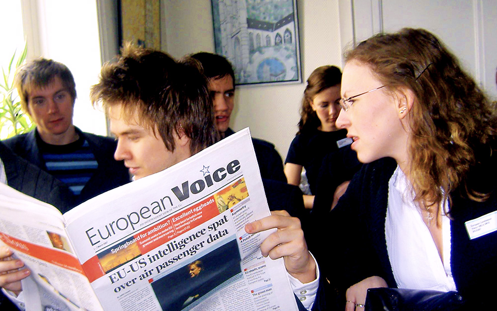 Students reading Europan newspapers. Photo: NTNU