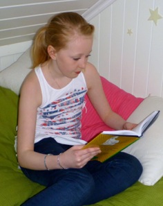 Dina sitter på senga.