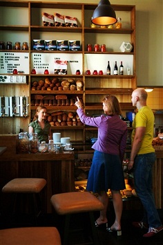 På kafé. Foto: Nancy Bundt - Visitnorway.com