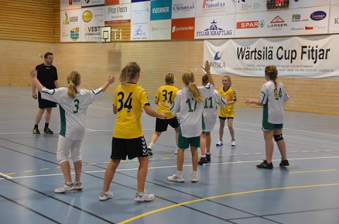 Dina spiller håndball.