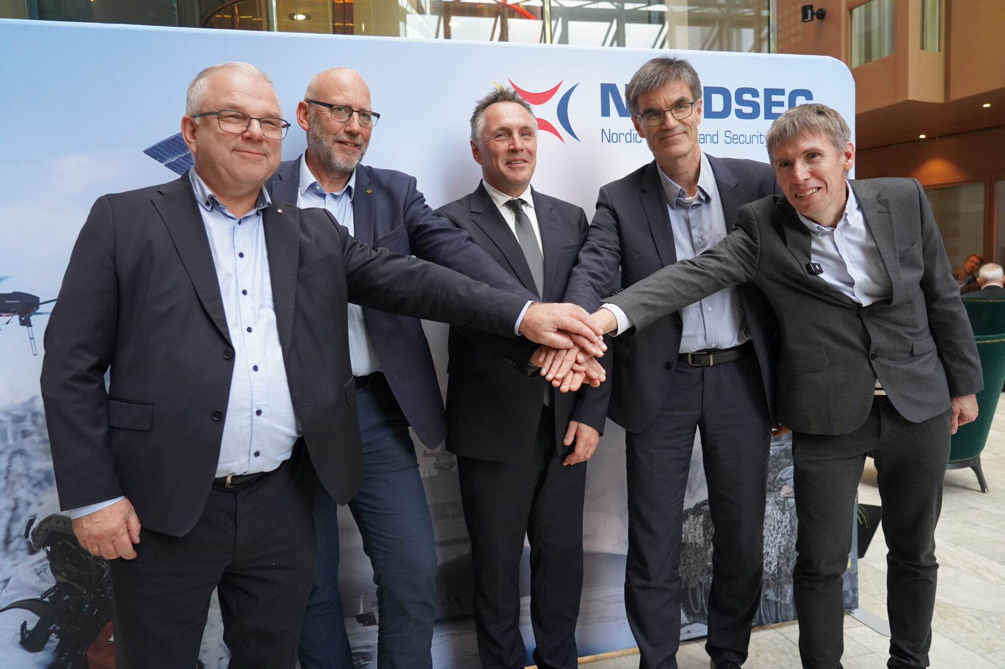A group of people, including NTNU's rector and Norway's Minister of Defence.