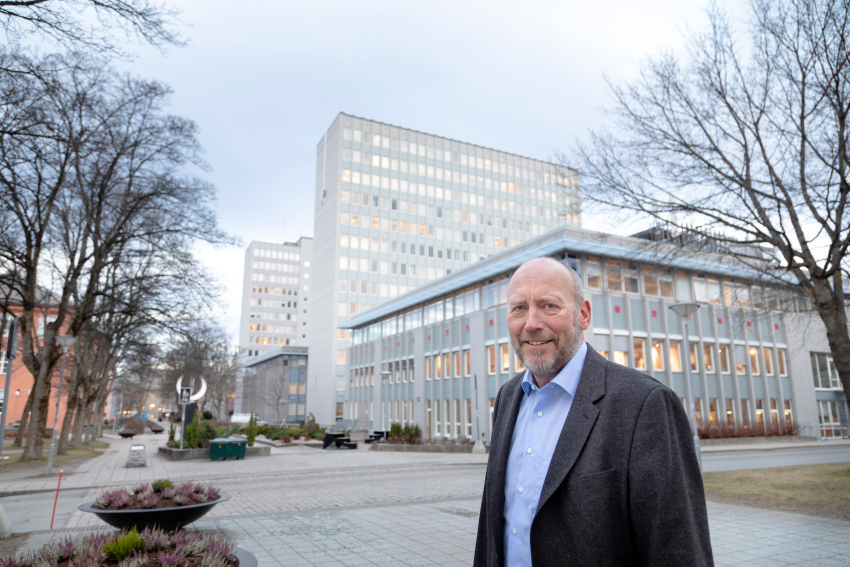 Portrait of Tor Grande, taken on campus Gløshaugen. 
