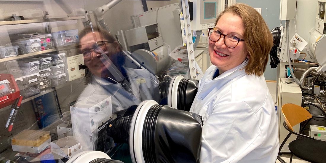 Batteriforsker i laboratoriet - smiler mot kamera